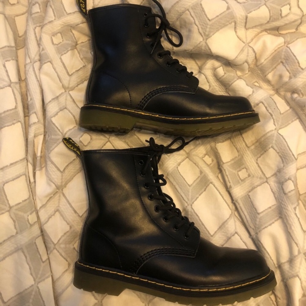 BLACK COMBAT BOOTS
